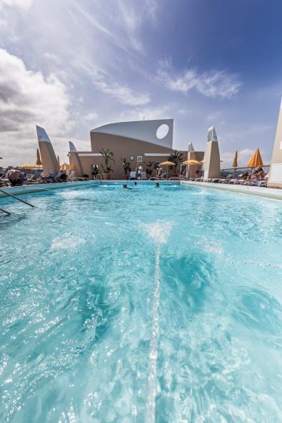 Ihr 4-Sterne Hotel Reina Isabel in Las Palmas (Landeskategorie) Einerseits nur durch die Promenade vom traumhaft feinen Sandstrand Las Canteras getrennt, andererseits zentral am Stadtzentrum gelegen,