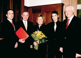 Foto: Sandoz Mit Entschließung vom 4. Jänner 2005 hat Bundespräsident Dr. H. Fischer an Ao. Univ. Prof. Dr. Ernst Leitner das Österreichische Ehrenkreuz für Wissenschaft und Kunst, 1.