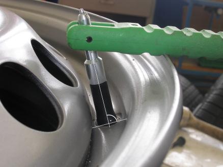 Axiale Montage und ausreichende Schmierung Für die fehlerfreie Montage eines Gummi-Ventils ist es von großer Bedeutung, dass die Montage mit einem geeigneten Werkzeug ohne Winkelabweichung erfolgt