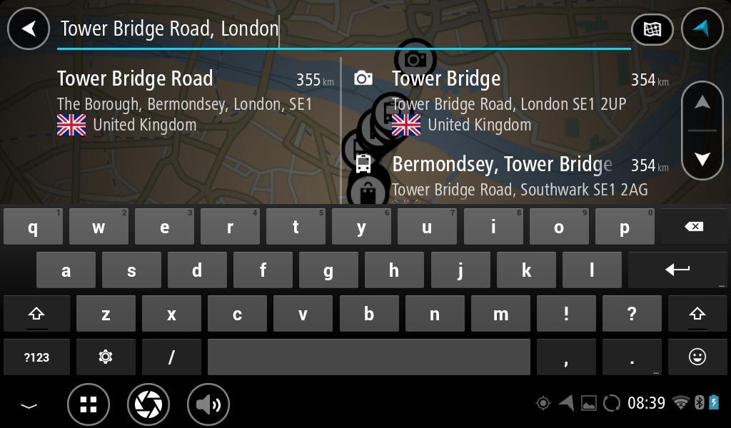 Die Navigations-App wird gestartet und der Suchbildschirm wird mit eingeblendeter Tastatur geöffnet. Der ausgewählte Text wird oben im Bildschirm angezeigt.