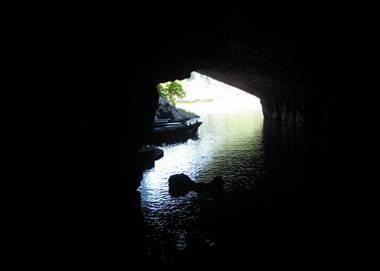 Versteckt im zerklüfteten Phong Nha-Ke Bang Nationalpark, nahe der Grenze zu Laos, ist die Höhle Teil