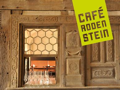 Momentaufnahme im Café Rodenstein mit Blick auf historische Außenfassade aus dem 18.