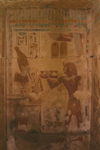 Bis auf die Osiris- Kapelle bestehen alle Schreine aus zwei Kammern und sind an der Rückwand mit einer Scheintür versehen.