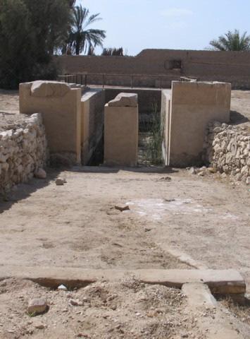 Den ersten Raum bildet ein kleines Hypostyl mit zwei Säulen, an das sich drei Barkenkapellen anschließen. In den Darstellungen an den Wänden des Hyposyls nehmen die vergöttlichten Könige Ramses I.