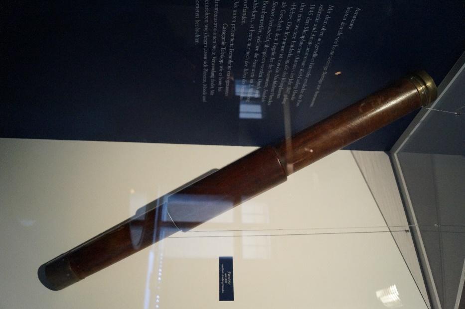 Klassisches Linsenfernrohr Mit diesem Instrument entdeckte Karl Ludwig Hencke 1845 den Asteroiden