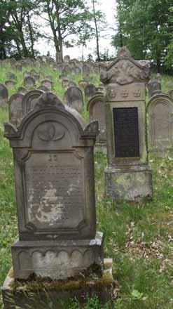 Für jede Beerdigung musste früher ein Begräbnisgeld entrichtet werden: für Tote ab 15 Jahren 1 Gulden, unter 15 Jahren 14 Schilling, für ein Sechswochenkind 7 Schilling.