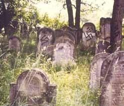 Die Toten wurden in den 50er Jahren auf einen anderen Friedhof umgebettet. Sie liegen aber nicht in Neumarkt/Oberpfalz oder in Gemünden.