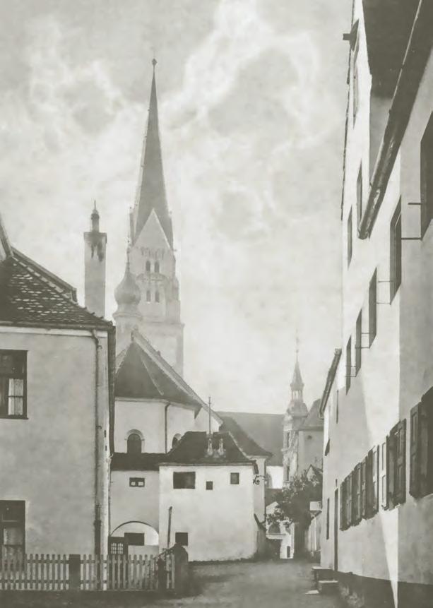 13 BLICK DURCH DIE GRABENGASSE Blick vom früheren Spital, dem ehemaligen Franziskanerkloster, in Richtung Stadtpfarrkirche (Winter 1924).