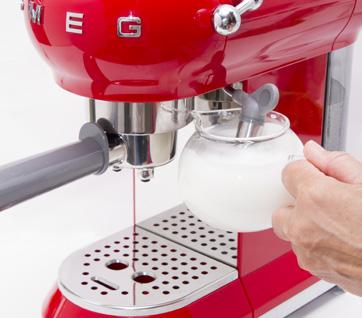 Zubereitung: 1 2 3 4 Den Filtereinsatz für einfachen Espresso verwenden und Kaffeepulver zufügen.
