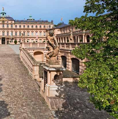 Außerhalb der Stadt befindet sich das Lustschloss Favorite mit kostbaren Sammlungen inmitten eines Parks: Alle Bestandteile des markgräflichen Hofes sind einzigartig erhalten.