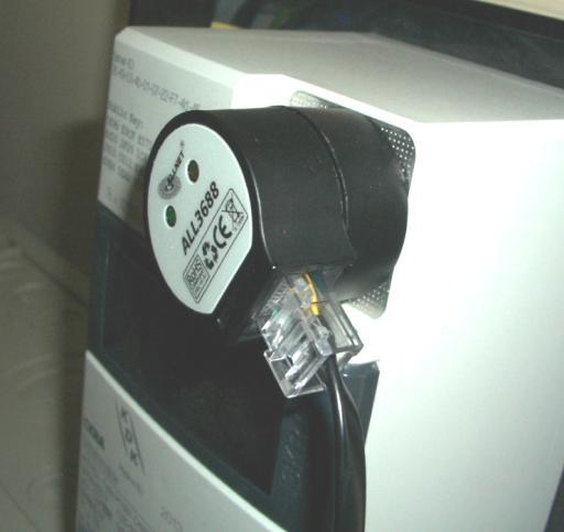 Stromzählern kompatibel. Die beiden LEDs auf der Rückseite des Auslesekopfs zeigen das Anliegen der Betriebsspannung und das Empfangen bzw. Senden von Infrarot Daten an.