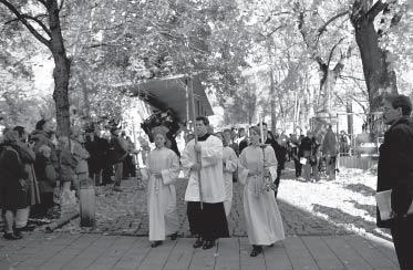 Die ökumenische Prozession auf dem Weg zur historischen Unterzeichnung der lutherisch/römischkatholischen Gemeinsamen Erklärung zur Rechtfertigungslehre in Augsburg (Deutschland), 1999, stösst auf