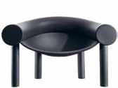 Sam Son design Konstantin Grcic, 2015 Troy design Marcel Wanders, 2016 Low chair Material: rotationalmoulded polyethylene. Suitable for outdoor use. Butaca Material: polietileno por moldeo rotacional.