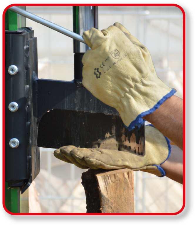 System-LEADER serienmäßig. Einhand-Bedienung für das Ausrichten des Spaltholzes. Ergonomisch ausgerichtete Zweihand-Bedienung für den Spaltvorgang. Sensor um den Hydraulikfluss zu blockieren.