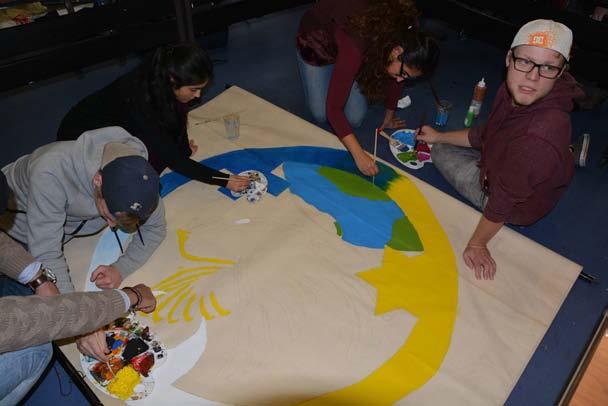 Hierbei hat die eine Klasse malerisch ein großformatiges Gemeinschaftswerk in Form einer übergreifenden Friedenstaube erstellt, während die andere Klasse Einzelarbeiten anfertigte, die aus sehr