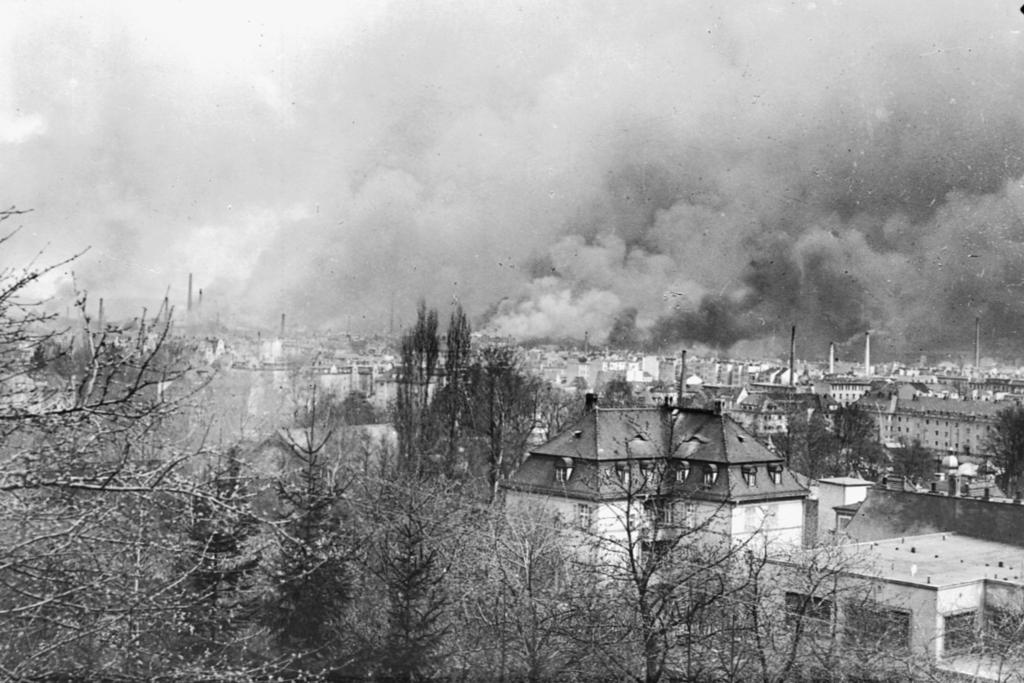 Abb. 5: 6. April 1945 Blick vom Fuchsberg auf die brennende Innenstadt. Foto Walter MUSCHE Suche nach Überlebenden in den Ruinen. Besonders hat mich die Situation beim Angriff am 6.