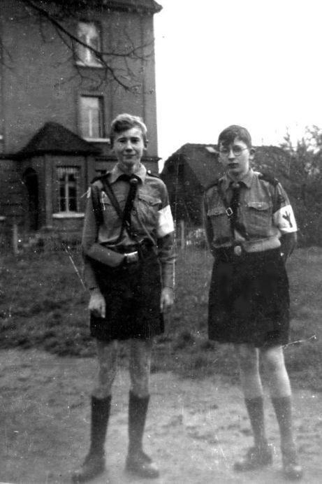 Meine Kriegserlebnisse 1944/1945 als Dreizehnjähriger Als Kind geschiedener Eltern wuchs ich zusammen mit meinem Bruder im Haushalt unserer Mutter auf.