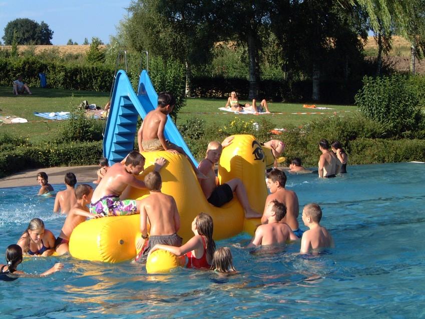 Die Aufgabe der Bäder (4) Schwimmbäder sind Freizeitstätten für Alle Einrichtungen für offene Nutzergruppen, gleichzeitig Plattform für Angebote geschlossener Aktivitäten von