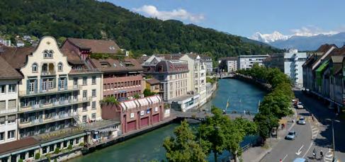 Thun's Zentrum mit seinen umfangreichen Einkaufsund Freizeitmöglichkeiten ist nur einen Steinwurf von der Liegenschaft entfernt und bequem zu Fuss erreichbar.