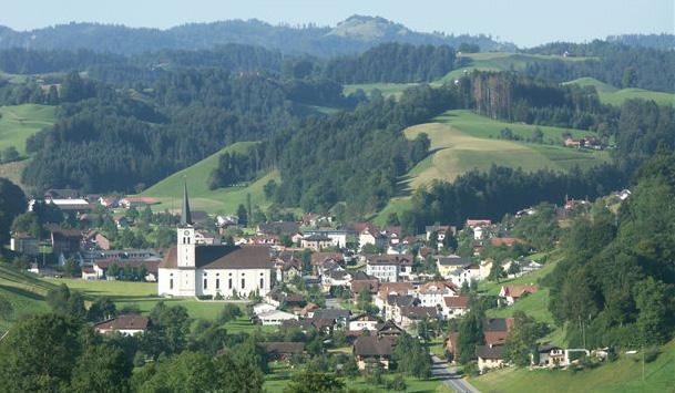 HERGISWIL HERGISWIL ZENTRAL WOHNEN IM GRÜNEN Umgeben von sanften Hügeln und Wäldern liegt im Luzerner Hinterland die Gemeinde Hergiswil bei Willisau.