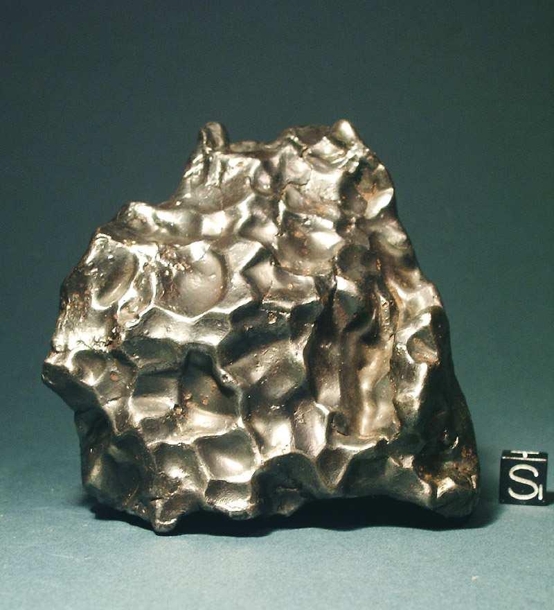 Daneben gehören auch die Stein-Eisen-Meteoriten zu den differenzierten; sie stammen aus dem Übergangsbereich zwischen Kern und Mantel.