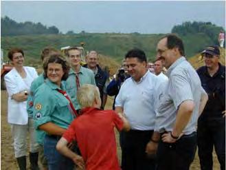 Hochwasserereignis 2002 Ministerpräsident Gabriel besucht die Sandkuhle (zentrale Sandsackbefüllstation) Verladung