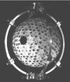 30 KAPITEL 2. EXPERIMENTE, METHODE UND DATENANALYSE den Myonen im Szintillator eine Energie von 1,9 MeV/cm deponieren, ist hiermit eine Energieeichung des prompten Lichtsignals des BNB möglich. 2.5 Der 4π Siliziumdetektor (BSiB) Der Siliziumball dient dem Nachweis geladener Teilchen.