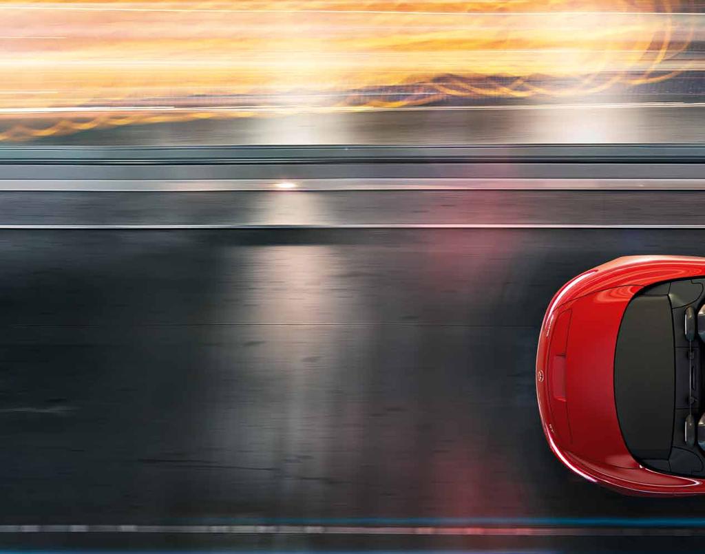 32 Auf der Straße über den Wolken. Jede Fahrt im neuen Mercedes-AMG GT Roadster wird zu einem intensiven Erlebnis.