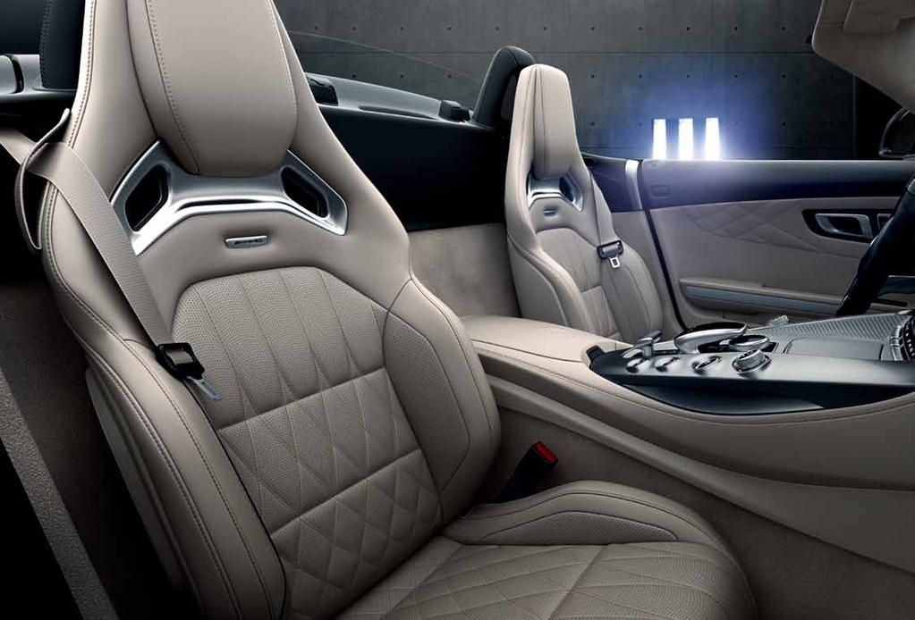 44 AMG. Hautnah. Ausgesuchte Materialien, elegante Formen, exklusive Farben: Das Interieur eines Sportwagens von Mercedes-AMG lässt keine Fragen und Wünsche offen.