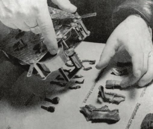 17 Nach der Explosion Im Trümmerschutt des Bürgerbräukellers gefundene Teile der Uhren, die Elser als Zeitzünder benutzte München, Mitte November 1939 Durch die Explosion ist nicht nur die Säule