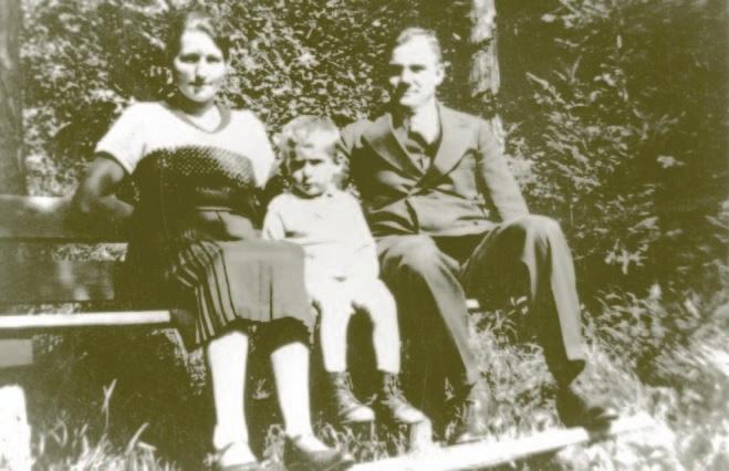 21 Das Schicksal der Angehörigen Marie Hirth (geb. Elser) mit ihrem Mann Karl und ihrem Sohn Franz, Anfang der 1930er Jahre Elser besucht seine drei Jahre jüngere Schwester noch am 6. November 1939.