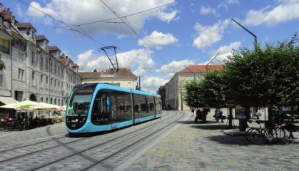 Die Tram als Jahrhundertchance Besancon im neu gestaltetem Stadtraum Jetzt müssen die Weichen gestellt werden für die Zukunft von Regensburg und für ein leistungsfähiges Verkehrssystem: Eine moderne