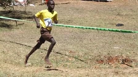 LAUFSCHUHE In Afrika laufen alle Kids barfuß: Barfuß im Vorschulalter, in der Jugend und auch für