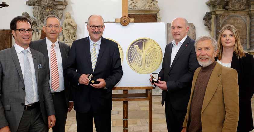 Service 11 Offizielle Präsentationen und Entscheidungen Neue Münzen und Motive vorgestellt Im Herbst wurden die 100-Euro-Goldmünze Altstadt Regensburg mit Stadtamhof und die 20-Euro- Sammlermünze zu