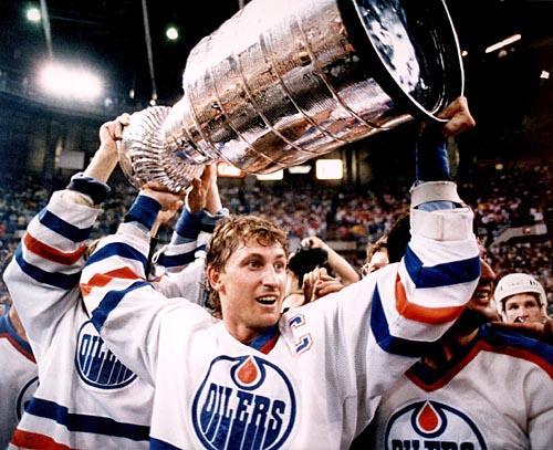 Wayne Gretzky stellte in seiner Karriere viele Rekorde auf, viermal gewann er mir den Edmonton Oilers den Stanley Cup.