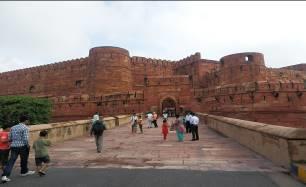 Anschließend Besuch des großen Forts von Agra, eines herausragenden Beispiels der Mogul-Architektur und Sitz und Hochburg des Mogul-Reiches über mehrere Generationen.