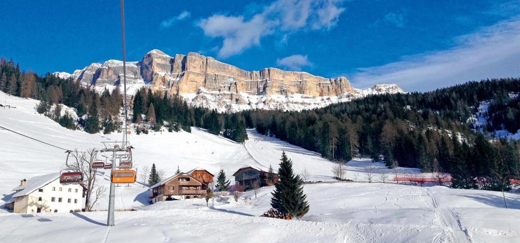 Skisafari de luxe Winterwunder Dolomiten Unterwegs in den»schönsten Bergen der Welt«Bernd Loppow Genießen Sie eine herrliche Woche auf Skiern zwischen den Felsmassiven der Dolomiten.