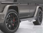 Einleger in den AußenSchutzleisten in dunkler AluminiumOptik; 53,3 cm (21") Leichtmetallräder im 5DoppelspeichenDesign, mattschwarz und Speichen glanzgedreht ((R13), verfügbar nur für Mercedes AMG G