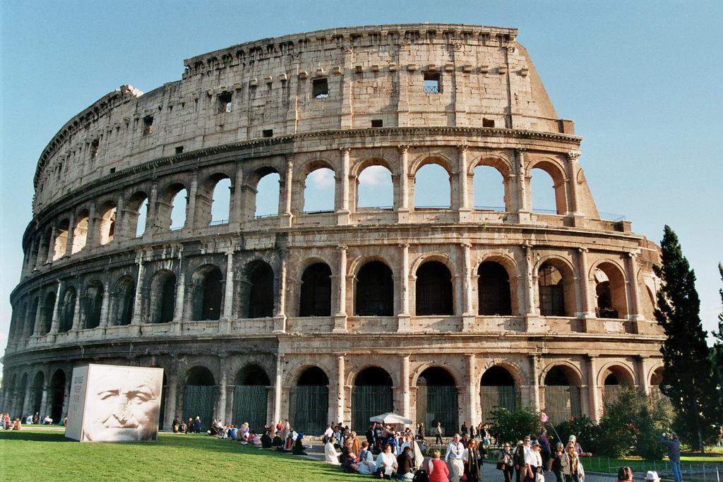 Der antike Schlachthof: Das Kolosseum Es gab einen unterirdischen Zugang zu der benachbarten Gladiatorenkaserne sowie Rampen, Falltüren und Aufzüge.