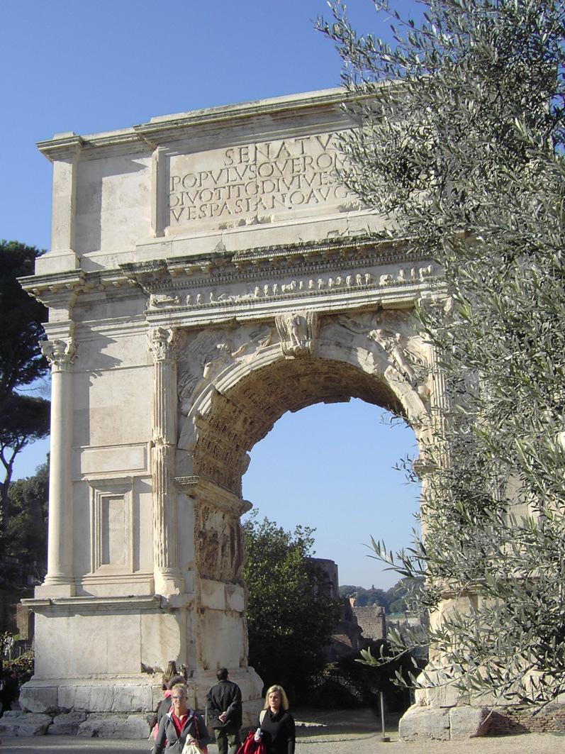 Der Titusbogen, einer der Triumpfbögen des alten Roms Vom Palatin hinabgestiegen, beschreiten wir das Forum über die Sacra via.