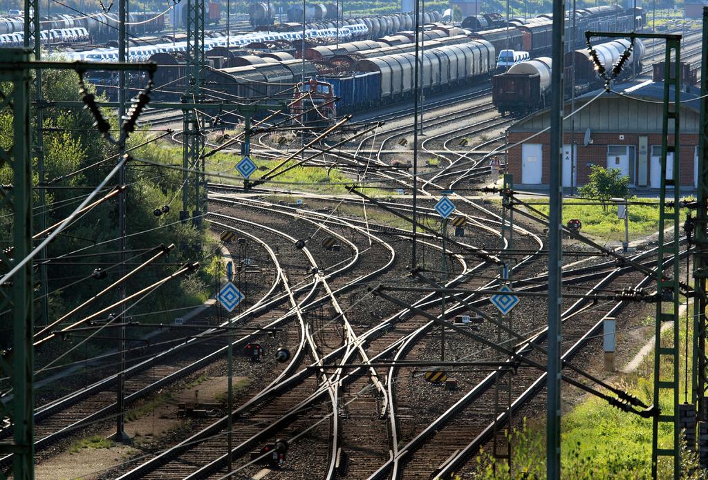 Die DB Netz AG Sie kennen den Weg wir die Lösung für Start und Ziel Serviceanbieter für Personen- und Güterverkehr Die DB Netz AG verantwortet als Schieneninfrastrukturunternehmen der Deutschen Bahn