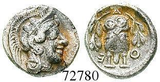 Kopf der Athena r. mit attischem Helm / Eule r., dahinter Olivenzweig und Mondsichel.