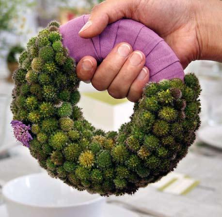 Ring von Dagmar Kreitzer Mit diesem Ring interpretierte Dagmar Kreitzer die mittelalterlichen Blütenkränze, die bei Hochzeiten vor allem von den Gästen in der Hand getragen wurden die Braut trug in