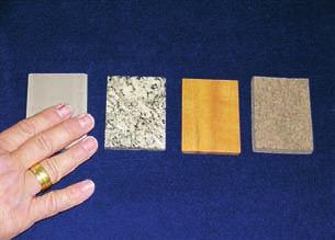 In dem Kästchen sind Platten aus vier verschiedenen Materialien, paarweise angeordnet, die unterschiedliche Wärmespeicherqualitäten besitzen: Metall, Stein, Holz und Filz.