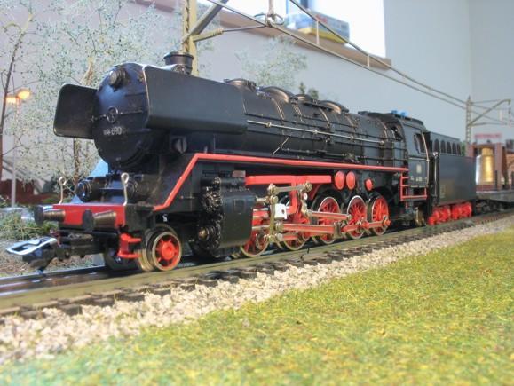 Das Modell von ROCO hat als 7-teiliger Zug fabrikneu nur ¼ des Preises von TRIX gekostet.