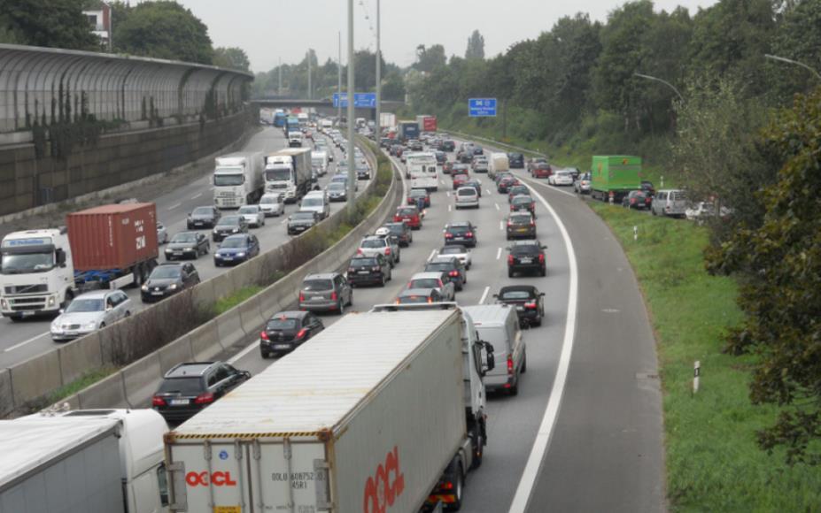A 7 Ausbau Untersuchung zur Verkehrsentwicklung Die A7 in Hamburg hat die Belastungsgrenze erreicht bzw.