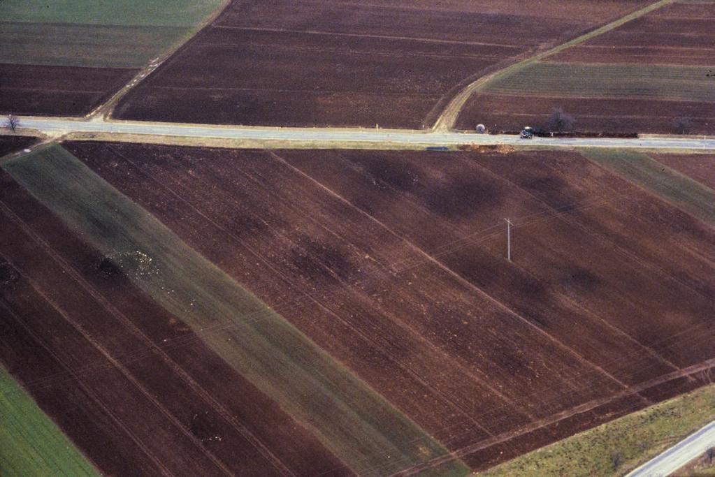 Der Heidengraben Ein Großdenkmal auf der Schwäbischen Alb 6 Das Gräberfeld beim Burrenhof 1983. Das Luftbild zeigt die schleichende Zerstörung durch den Pflug.