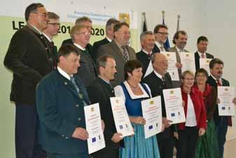 Gemeinde Chiemgauer-Seenplatte zum dritten Mal als Leader-Region anerkannt Von weiteren Lokalen Aktionsgruppen umgeben Minister Helmut Brunner (mittlere Reihe 3.