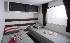 Doppelbett und eins mit 2 Einzelbetten und 1 Hängebett), Klimaanlage,
