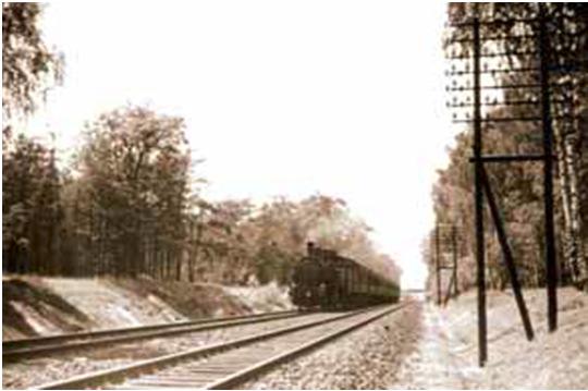 Zug auf der Stammbahn bei Dreilinden um 1935 (Foto: Historische Sammlung der DB AG) Stadtbahn ist überlasteter Fahrweg, deshalb kann dringend notwendiger zusätzlicher Regionalverkehr Berlin - Potsdam